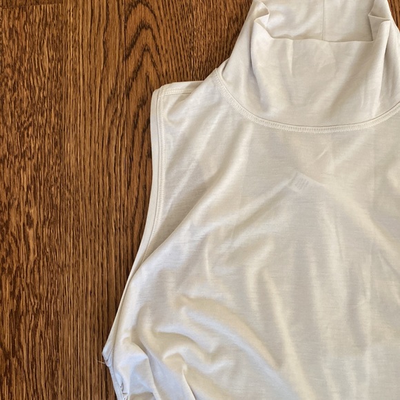 Lululemon Athletica Women's Mock  Turtleneck Sleeveless top.beige color. - Picture 3 of 6